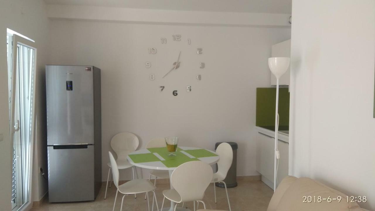 Apartments Niana With Heated Seawater Swimingpool Donji Okrug  Exterior foto