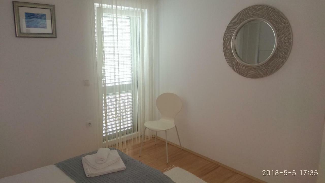 Apartments Niana With Heated Seawater Swimingpool Donji Okrug  Exterior foto