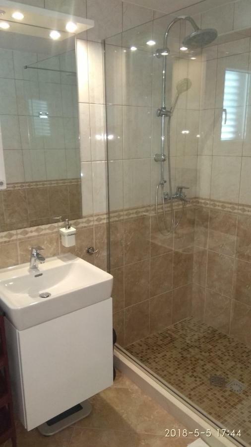 Apartments Niana With Heated Seawater Swimingpool Donji Okrug  Exterior foto